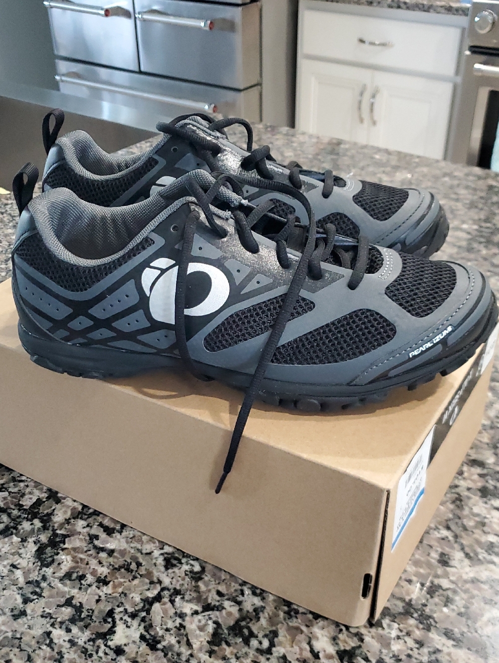 Pearl Izumi Men's Black and Gray Trail Running Shoes